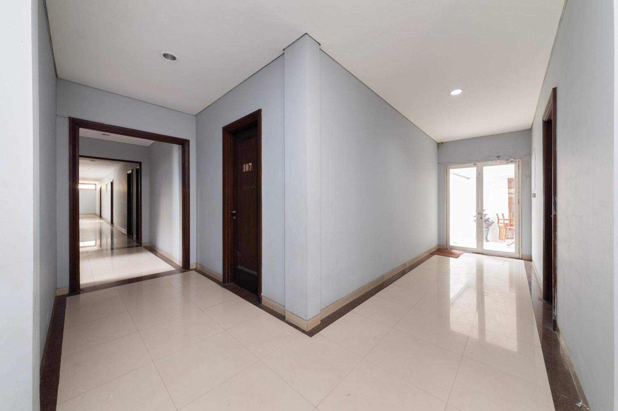 Reddoorz Plus Near Kelapa Dua Kebon Jeruk Jacarta Exterior foto