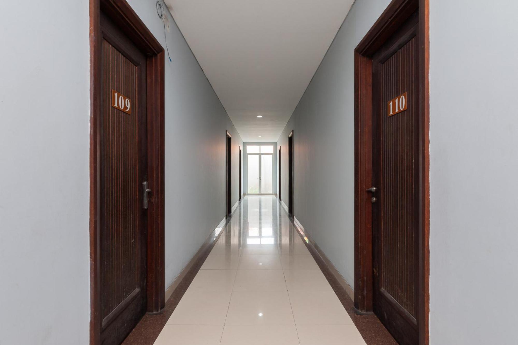 Reddoorz Plus Near Kelapa Dua Kebon Jeruk Jacarta Exterior foto