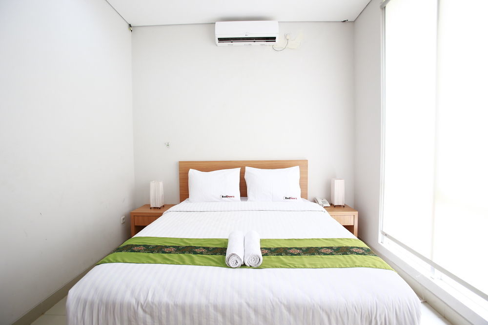Reddoorz Plus Near Kelapa Dua Kebon Jeruk Jacarta Exterior foto