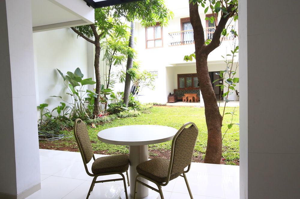 Reddoorz Plus Near Kelapa Dua Kebon Jeruk Jacarta Exterior foto