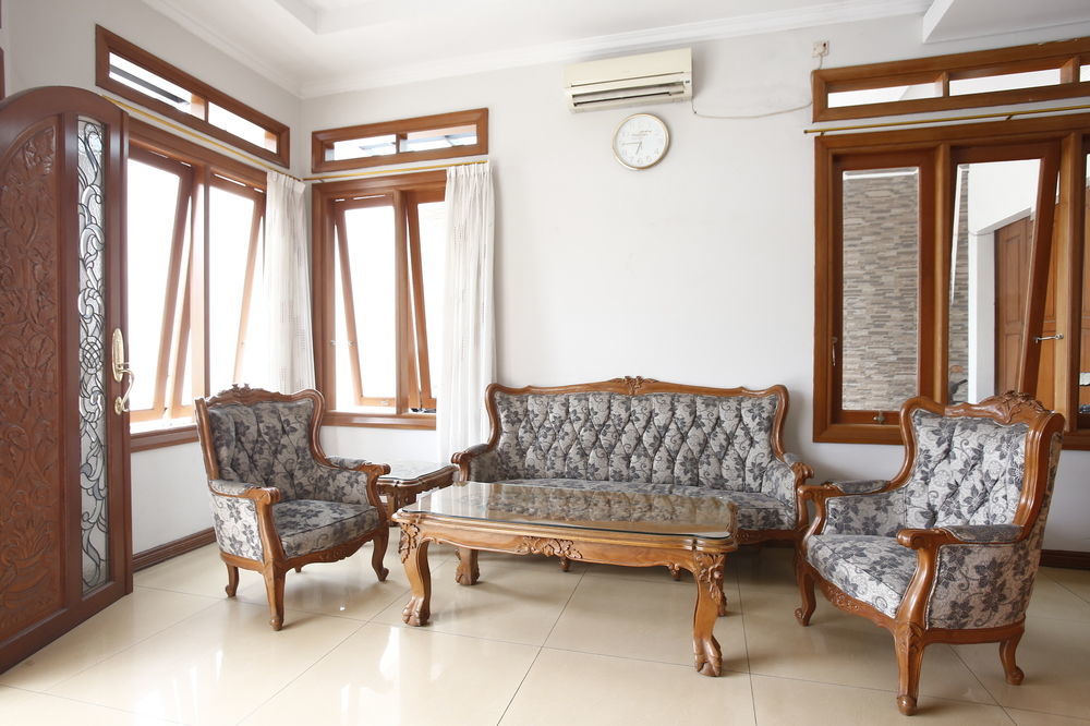 Reddoorz Plus Near Kelapa Dua Kebon Jeruk Jacarta Exterior foto
