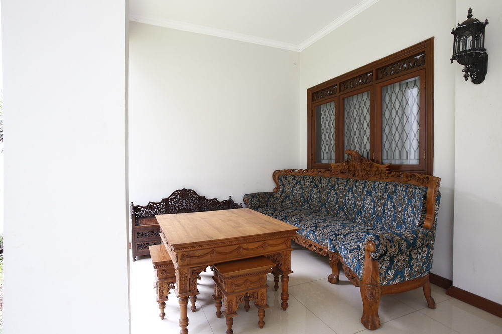 Reddoorz Plus Near Kelapa Dua Kebon Jeruk Jacarta Exterior foto