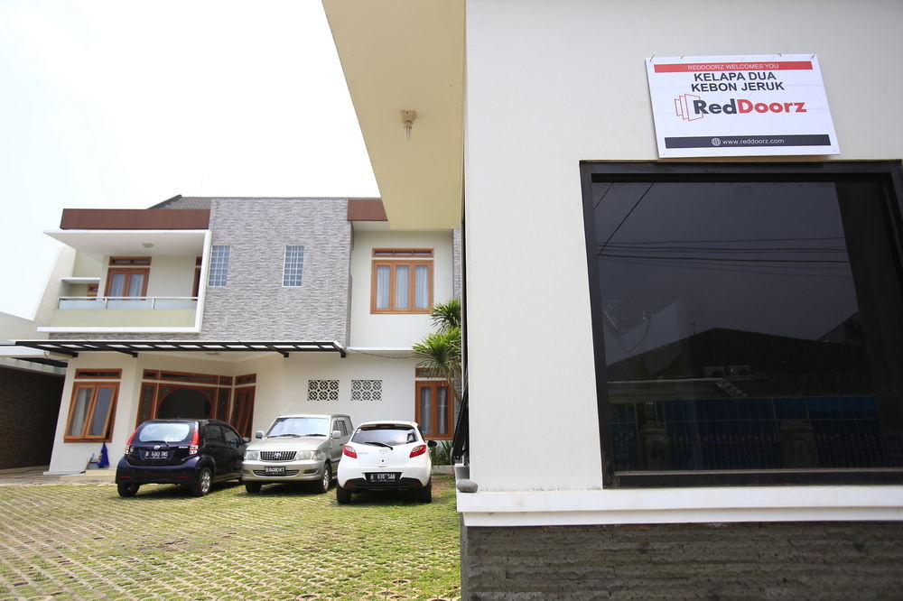 Reddoorz Plus Near Kelapa Dua Kebon Jeruk Jacarta Exterior foto