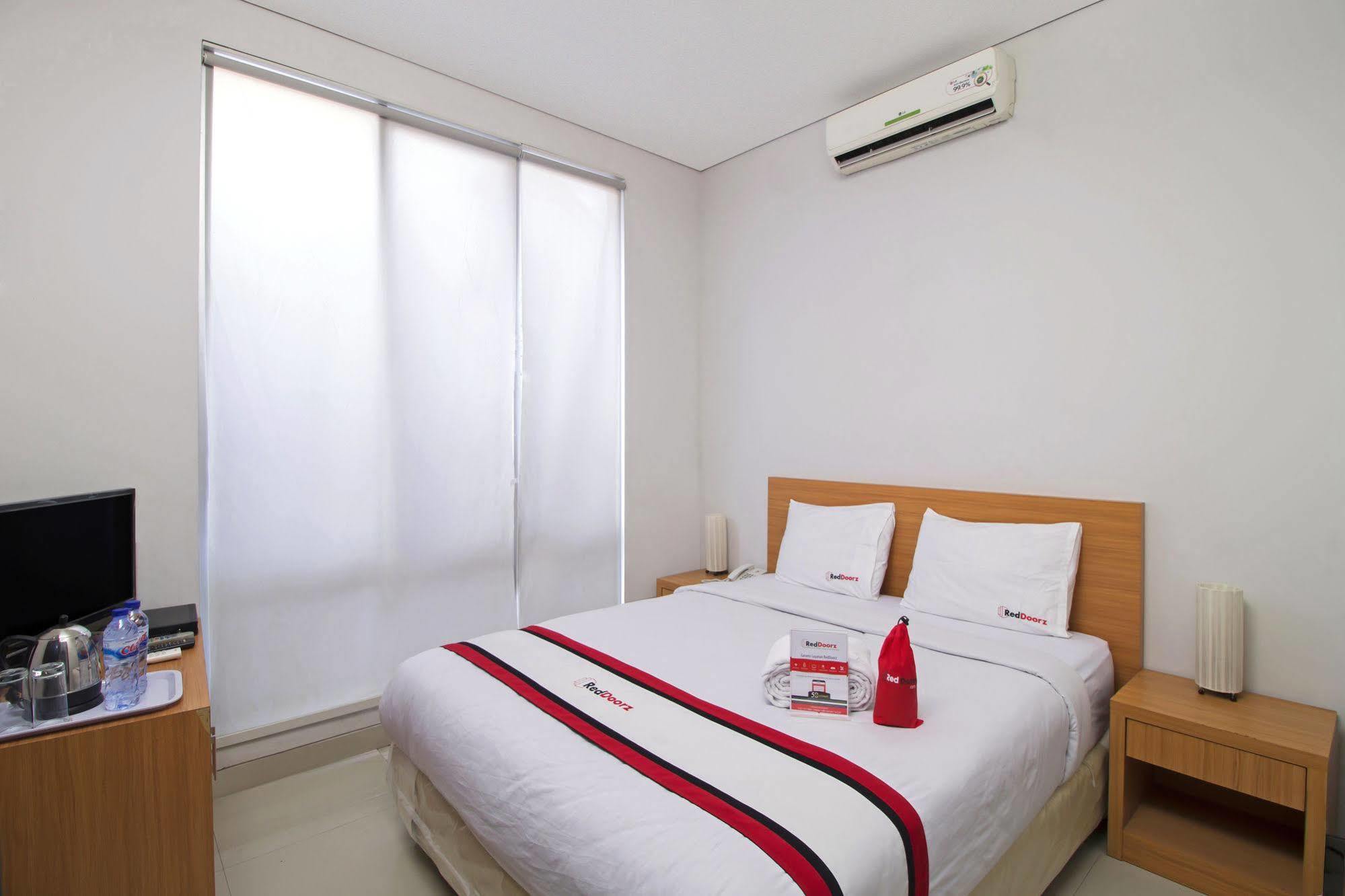 Reddoorz Plus Near Kelapa Dua Kebon Jeruk Jacarta Exterior foto