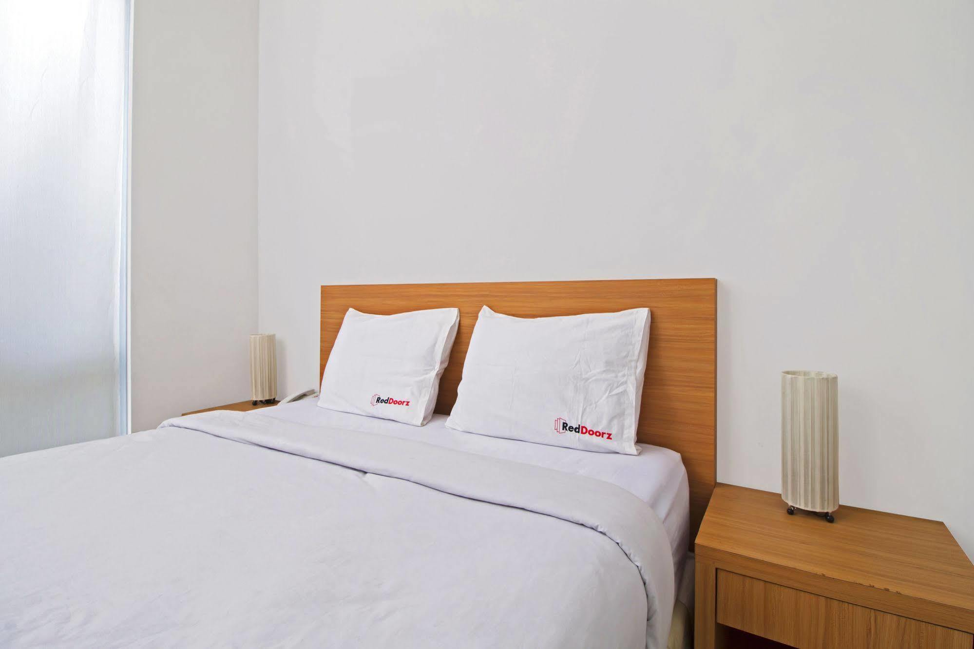 Reddoorz Plus Near Kelapa Dua Kebon Jeruk Jacarta Exterior foto
