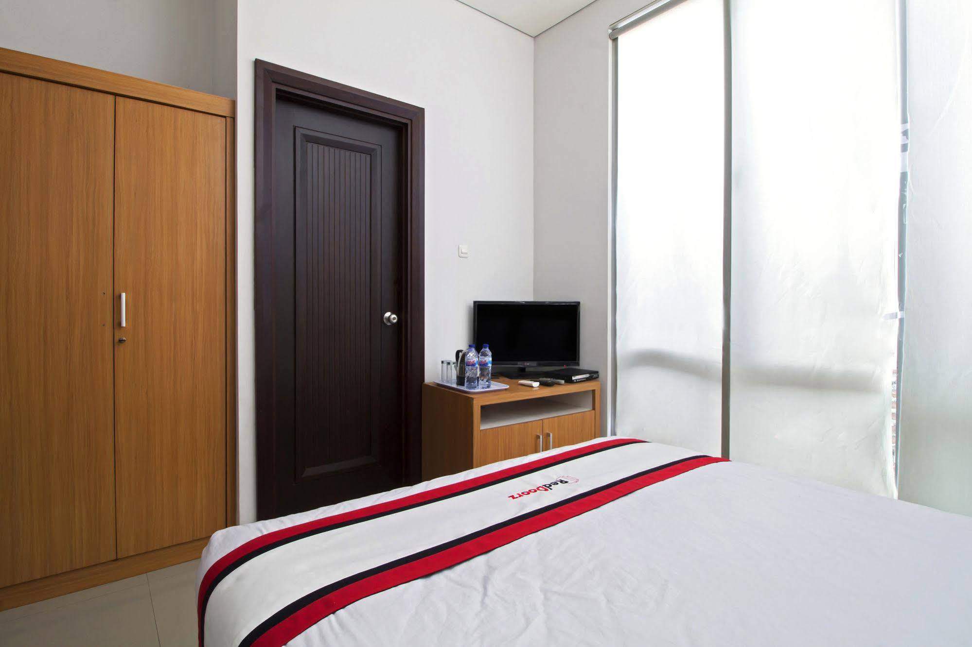 Reddoorz Plus Near Kelapa Dua Kebon Jeruk Jacarta Exterior foto
