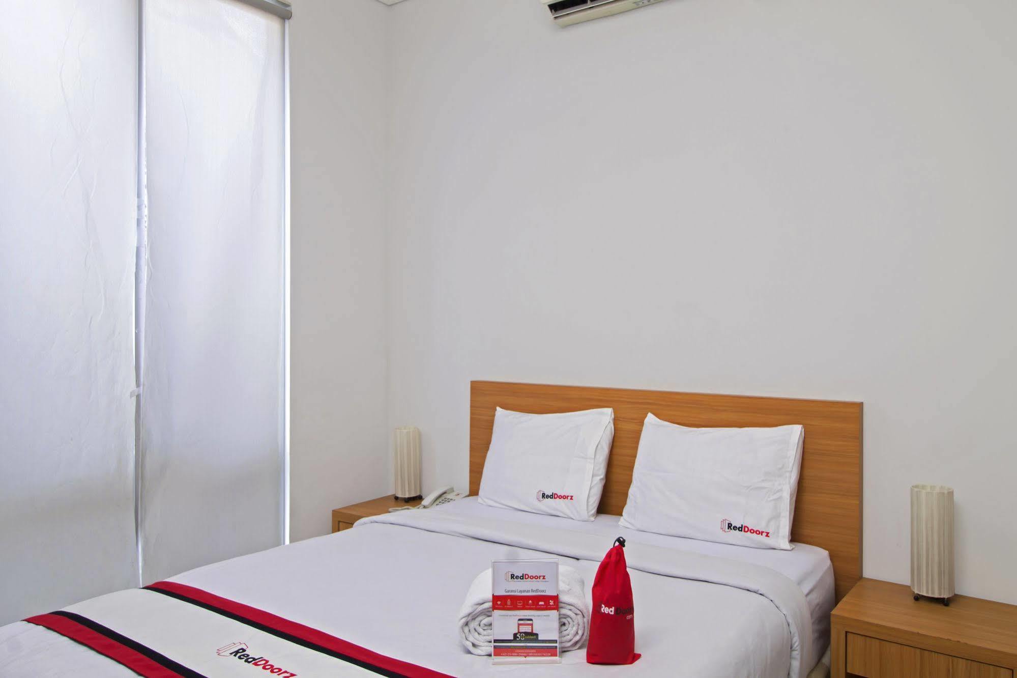 Reddoorz Plus Near Kelapa Dua Kebon Jeruk Jacarta Exterior foto