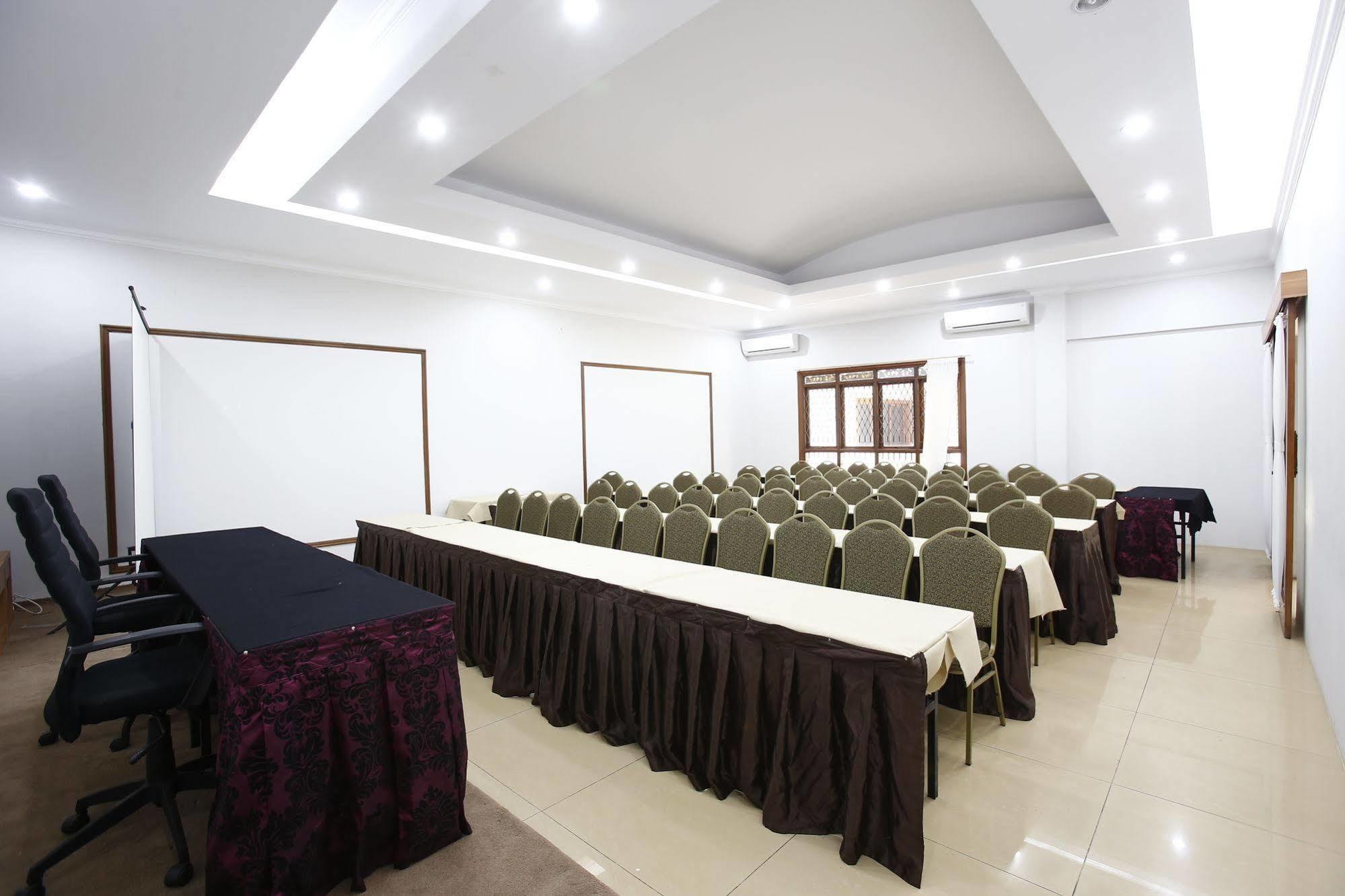 Reddoorz Plus Near Kelapa Dua Kebon Jeruk Jacarta Exterior foto